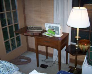 TRAY LAMP & SINGER SEWING MACHINE
