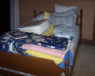 MAPLE FULL-SIZE BED & BEDDING