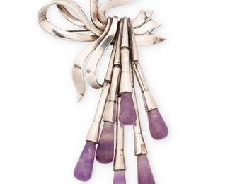 2142
An Antonio Pineda Mexican Silver And Amethyst Brooch
Antonio Pineda (1919-2009)
Circa 1953-1979; Taxco, Mexico
Stamped with crown mark for Antonio Pineda; further stamped: [Eagle 17] / Hecho en Mexico / Silver / 970 / PR527
A sterling silver bow brooch suspending draped trumpet form silver drops tipped with amethyst
4.5" H x 2.5" W
60.5 grams gross
Estimate: $500 - $700