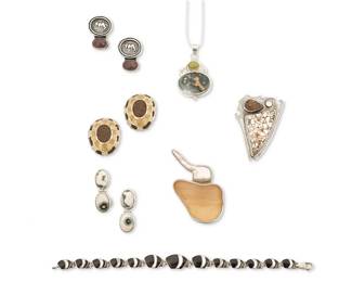 2189
A Large Group Of Stone Set Jewelry
Late 20th/21st century
Four marked for maker; four marked for sterling
Seven works comprising a Tzipora Hoynik set stone pendant/brooch, a Sonja Grondstra seaglass and baroque pearl pendant/brooch, an "aCleoni" onyx and shell inlay graduated link bracelet, a silver and set ocean jasper pendant with a pair of similar sterling silver earrings, and two further pairs of earrings, one pair by David Urso, and one pair by Rebecca Collins with set opal cabochons, unmarked, 10 pieces
Necklace: 18" L x 1.875" H; bracelet: 8" L; pendants: each: 2.25" H x 1.5" W; earrings: 1.375" H; 1.125" H
134.2 grams gross
Estimate: $600 - $800