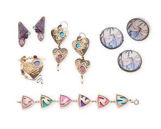 2219
A Group Of Silver And Stone Set Jewelry
Late 20th/21st century
Four marked for maker; four marked for metal
Six works comprising a Susan Maria 1993 sterling silver, copper, brass, niobium and gemstone heart brooch, with a pair of matching 1992 dangle earrings with freshwater pearls, as well as a pair of Echo and the Dreamer sterling silver and gemstone earrings with purple drusy, A DVA vintage Czech glass button dragonfly sterling silver ring with a pair of matching earrings, and an unmarked multicolored anodized aluminum and silver link bracelet, 9 pieces
Bracelet: 7" L x 0.875" H; brooch: 1.75" x 1.75"; earrings: 3.25" H; 1.5" H; ring: size: 7.75; 1.5" Dia.
120.5 grams gross
Estimate: $300 - $500