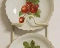 193 - 4 pc. Plates Set w/ Metal Holder - 24.5" x 5"
