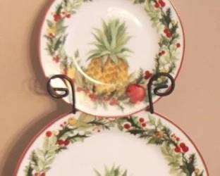150 - 2 Williamsburg Plates w/ Metal Holder "Holiday Jubilee"
