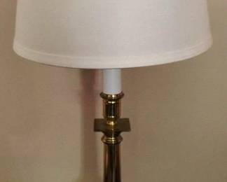 106 - Lamp - 21" tall You are buying a used as-is electric/electronic item. We do not guarantee all components are present, and if it is not expressly stated, it is untested.
