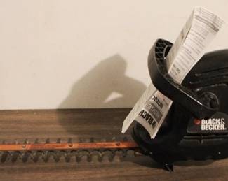 409 - Black & Decker Hedge Trimmer - 17" Blade You are buying a used as-is electric/electronic item. We do not guarantee all components are present, and if it is not expressly stated, it is untested.
