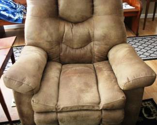 82 - Recliner Chair (Electric) - 42" x 34" x 40" You are buying a used as-is electric/electronic item. We do not guarantee all components are present, and if it is not expressly stated, it is untested.
