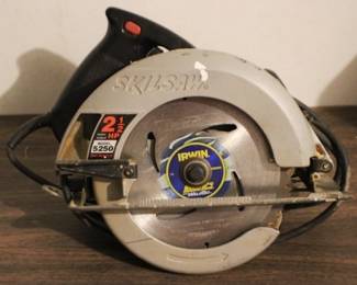 411 - Model 5250 Skilsaw Circular Saw 2.5 HP You are buying a used as-is electric/electronic item. We do not guarantee all components are present, and if it is not expressly stated, it is untested.
