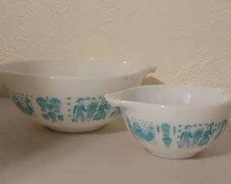 Vintage Pyrex  1 1/2 pint, 2 1/2 quart