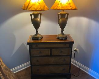 Antique chest of drawers pair of
Lamps 