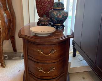 Side table w/ cloisenne' ginger jar