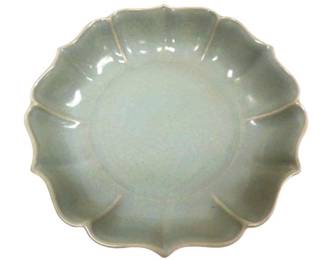 CHINESE SONG DYNASTY SCALLOPED FORM CELADON BOWL