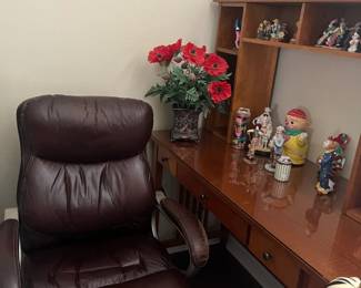 Office chair and desk w/hutch