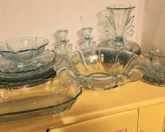 Fostoria glassware, large set of matching pieces 