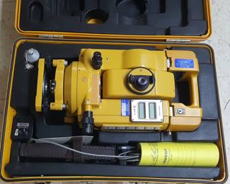 Topcon ET-1 Surveying Total Station w/ Case - BATTERY CHARGED & WORKING