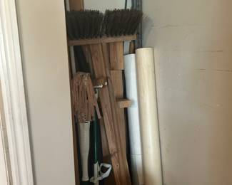Mops, brooms