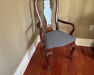 Dining Room Table and 6 Chairs