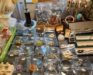 Items Located In The 1st Bedroom ( MASTER)