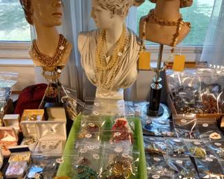 Items Located In The 1st Bedroom ( MASTER)