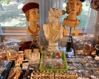 Items Located In The 1st Bedroom ( MASTER)