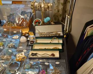 Items Located In The 1st Bedroom ( MASTER)