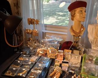 Items Located In The 1st Bedroom ( MASTER)