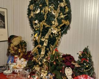 Items Located In The Lower Level Christmas ~ Holiday Billiards Room
