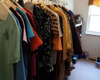 Items Located In The 1st Bedroom ( MASTER) Walk In Closet