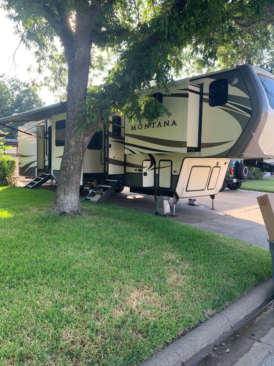 2017 Montana fifth wheel RV. Lots of wonderful features. Stackable Washer/dryer Sleeps six