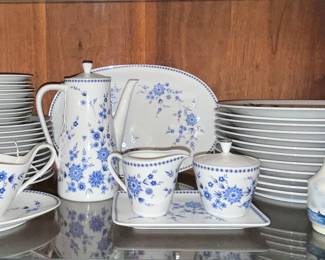 Set of 12 place settings - Blue & White China