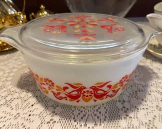 Vintage lidded Pyrex large dish.