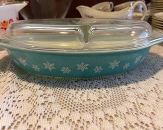 Vintage Pyrex in perfect condition with lid.