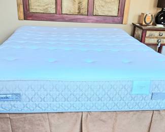 Sealy Posturepedic queen mattress set - like new