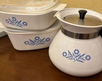 Vintage Corning Ware Blue Cornflower 6 Cup Coffee Tea Pot P-104 w/ Metal Lid - Picture 2 of 3
Vintage Corning Ware Blue Cornflower 6 Cup Coffee Tea Pot P-104 w/ Metal Lid - Picture 3 of 3

Vintage Corning Ware Blue Cornflower 6 Cup Coffee Tea w/ Metal Lid. 2 small casserole dishes one w/ glass lid,  one w/resealable plastic lid 