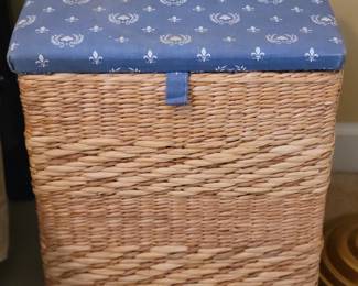 Small clothes hamper