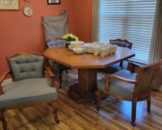 Pedestal table with 4 chairs and leaf 