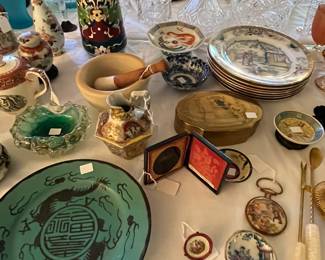 Chinese porcelain plates, Enameled pottery vase, 