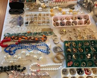 hundreds of great looking costume jewelry