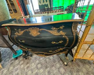 Large Bombe' Chest