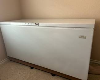 ****PRESALE AVAILABLE ****
XL deep freezer chest on rollers Kept inside in fabulous condition