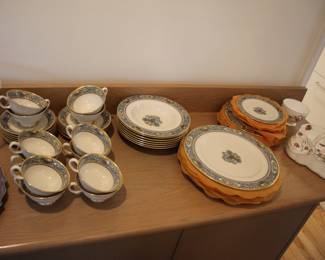 Lenox "Autumn" dinner service (sec for 6 +)
