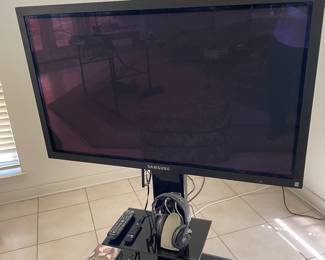 SAMSUNG TV ON STAND/ WORKS/52”