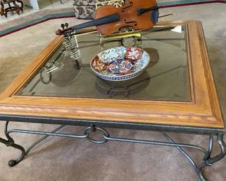 COFFEE TABLE WITH METAL BASE/ CHILDS VIOLIN AND
BOW BY NICOLAS PAROLA/ GERMANY