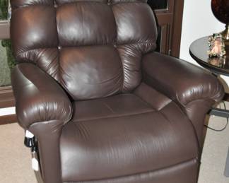 Like New Golden Technologies Cloud Power Lift and Reclining Brown Leather Chair, Size Medium-Large. Model PR510-MLA. 38"W x 41"H x 43"D