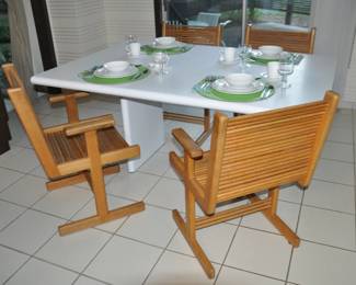 Wonderful Modern Kitchen Dining Area!