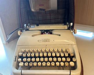 Vintage Voss Deluxe Typewriter with Case, This Executive Typewriter can also Type in Cursive.