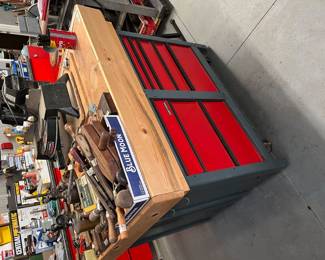 Fantastic craftsmanship on this table with Craftsman drawers on both sides.