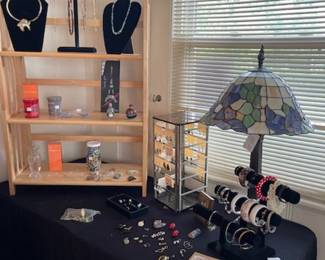 Stained glass table lamp, fashion jewelry