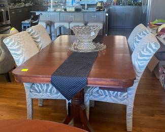 Beautiful Duncan Fife table. Includes a leaf and padded table covers made for this table.  Four matching upholstered parson’s chairs. Classy mix of vintage and contemporary. 