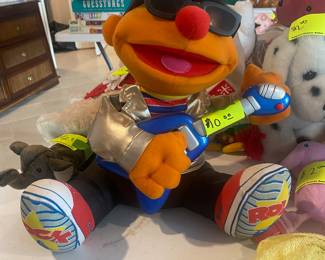 Is this Bert or Ernie on guitar? 