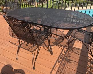 PATIO OVAL WITH 6 CHAIRS RECENTLY PROFESSIONALLY PAINTED